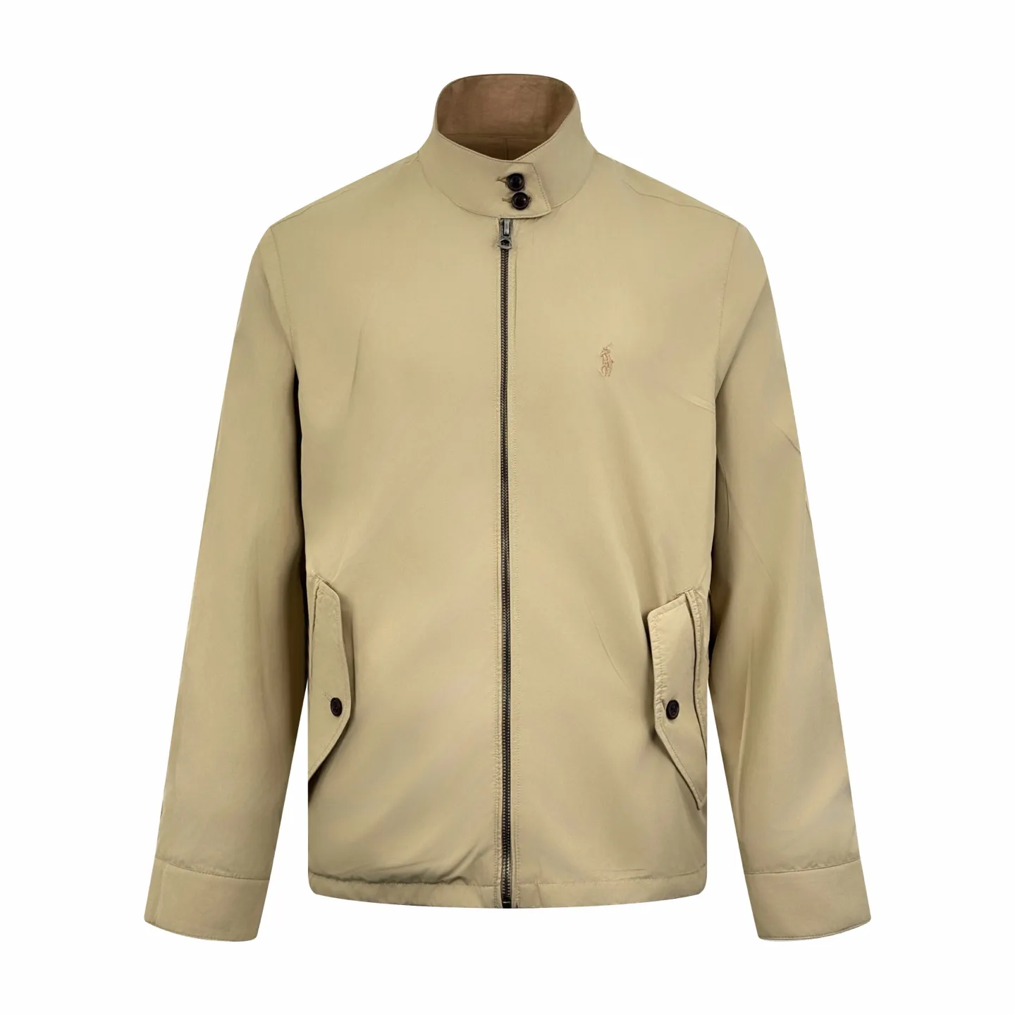 P580 Ralph Lauren logo embroidered reversible jacket, custom matte moire taffeta and twill jacquard brocade, light and tough, smooth drape, comfortable and skin-friendly, khaki brown tone, calm and noble, twin clothes, unlimited style. One side is decorated with twill jacquard brocade, which has its own retro filter, like the pocket watch gear of an old-school gentleman. The other side is made of matte moiré taffeta, which brings a sense of relaxation and casual leisure genes. Exquisite pony logo is embellished throughout, making it highly recognizable. The classic stand-up collar is tied with three hidden buckle tabs. Simplicity dominates complexity. The design philosophy hidden in the details. Double-sided style. One garment hides old money and relaxation. Process 1: Use imported machine embroidery technology. Use advanced computer control system and precise mechanical components to realize the iconic pony embroidery operation. High precision. The lines are smooth and delicate. Process 2: Template machine bag opening. Preset templates guide the position of opening the bag. The accuracy of the shape and size ensures the quality of the bag opening effect. Process 3: Ergonomic three-dimensional cutting returns to traditional craftsmanship through segmentation, folding, shrinking, and stretching techniques. The so-called slow work produces fine work, which is respect for the material and the pursuit of feel. Complex workmanship, tedious, slow timeliness, and high loss. Process 4: The fabrics are washed carefully, the hand feel and texture are better, not easy to deform, not easy to shrink, not easy to fade, and maintain long-term beauty. Accessories: Customized 1:1 Ralph Lauren fruit buckle Customized 1:1 Ralph Lauren zipper Customized 1:1 Ralph Lauren slider Customized 1:1 Ralph Lauren trademark Version: Fitted version Function: Reversible, free to match Size: S M L XL Style number: 25298